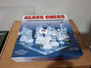 Scacchiera in vetro con pezzi trasparenti