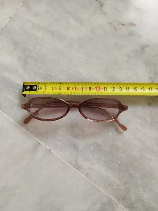 Gafas de sol pequeñas y poco oscuras