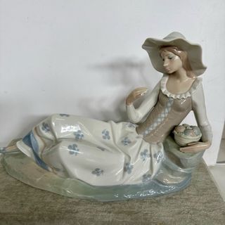 Figura Nao de  Lladró Grande Mujer con Sombrero