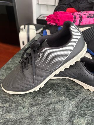 Botas de fútbol Kipsta negros y blancos