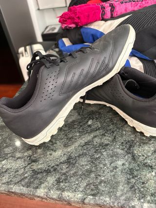 Botas de fútbol Kipsta negros y blancos