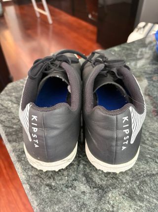 Botas de fútbol Kipsta negros y blancos