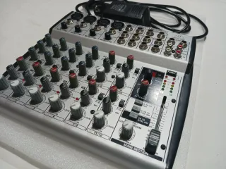 Mesa de mezclas Behringer UB1202FX