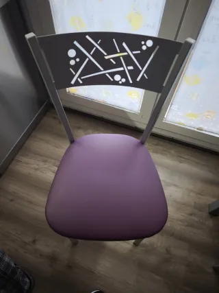 Mesa de cocina morada y plateada con 4 sillas