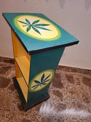 Estantería decorada hoja marihuana