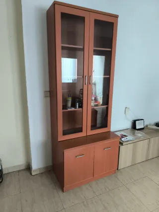 Vitrina de comedor de madera y cristal