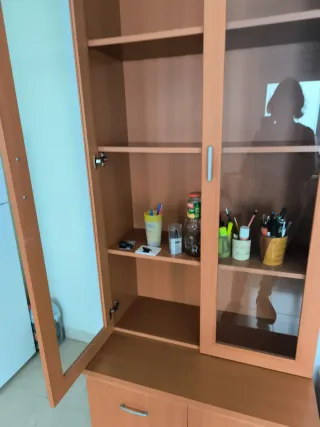 Vitrina de comedor de madera y cristal