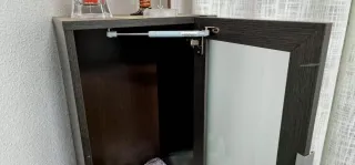 Estantería madera y cristal oscura