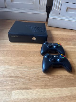 Xbox 360 Negra + Mandos y Juegos