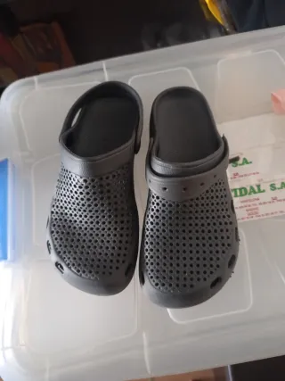 Zuecos piscina niño negros