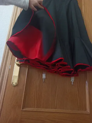 Dos Faldas flamenca negra y Roja con volantes