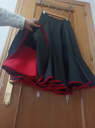 Dos Faldas flamenca negra y Roja con volantes