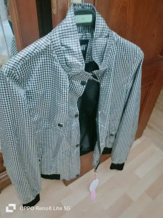 Cazadora cuadros con etiquetas.Tipo chubasquero.