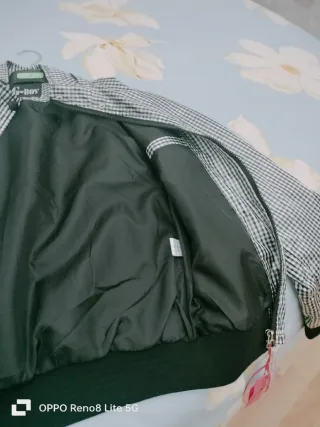 Cazadora cuadros con etiquetas.Tipo chubasquero.