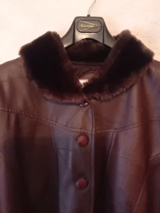 Chaquetón de piel marrón con cuello y puños de pel