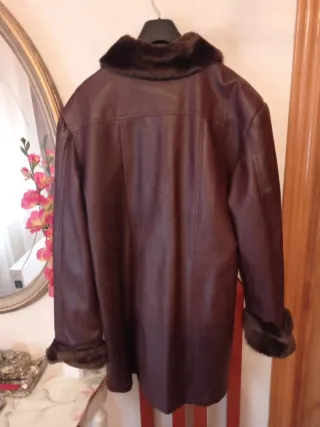 Chaquetón de piel marrón con cuello y puños de pel