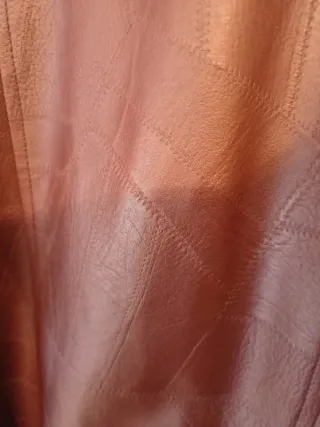 Chaquetón de piel marrón con cuello y puños de pel