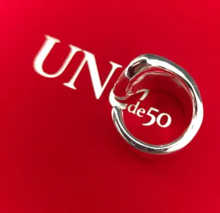 Anillo Uno de 50 Plata y Rojo Ajustable