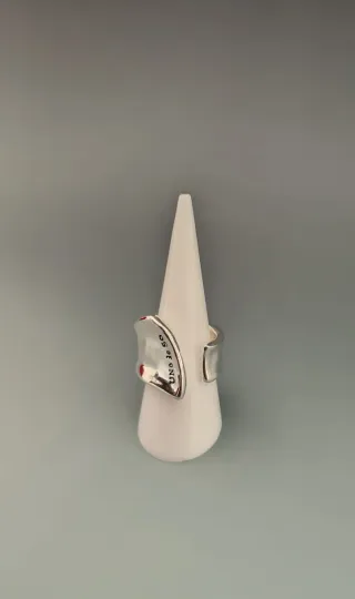 Anillo Uno de 50 Plata y Rojo Ajustable