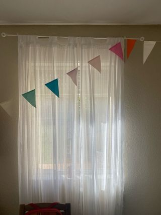Rieles y cortinas blancas