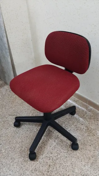 Silla de oficina roja y negra