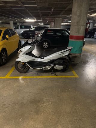 Plaza moto alquiler Av. Josep Tarradellas 60