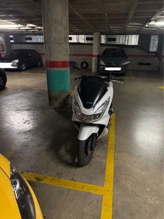 Plaza moto alquiler Av. Josep Tarradellas 60