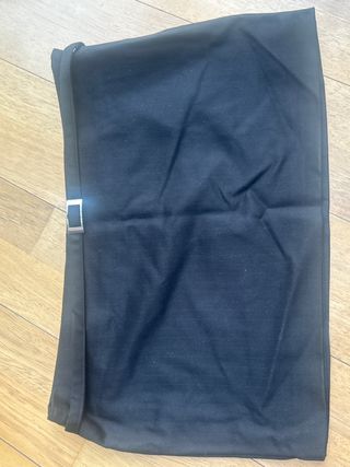 Ropa negra con hebilla