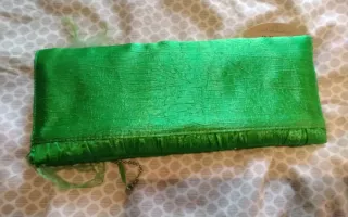 Bolso de mano verde con flor