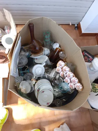 Caja de antigüedades y objetos de decoración