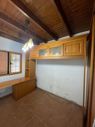 Mueble de madera a medida con vitrina