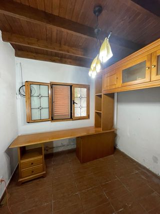 Mueble de madera a medida con vitrina