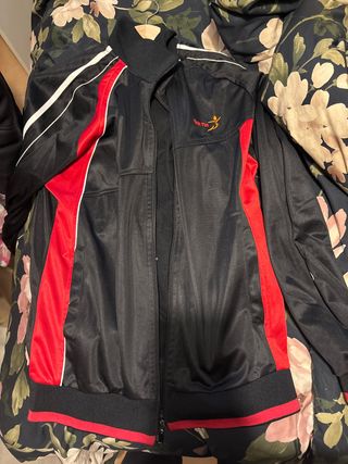 Chaqueta deportiva negra y roja Talla M