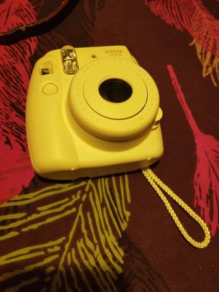 Cámara instax mini 8 amarilla con funda marrón
