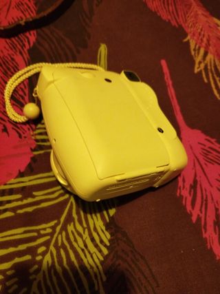 Cámara instax mini 8 amarilla con funda marrón