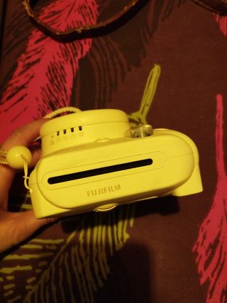Cámara instax mini 8 amarilla con funda marrón