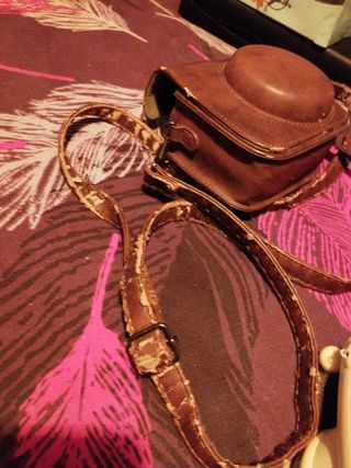 Cámara instax mini 8 amarilla con funda marrón