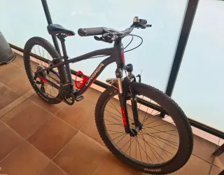 Bicicleta Orbea 24" color negro mate.