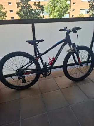 Bicicleta Orbea 24" color negro mate.