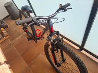 Bicicleta Orbea 24" color negro mate.