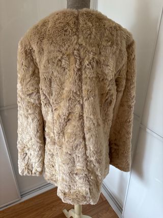 Abrigo de pelo beige y marrón