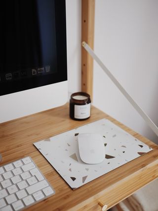 Estantería de madera y metal