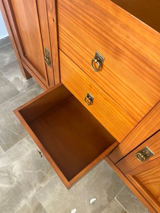 Aparador de madera con cajones