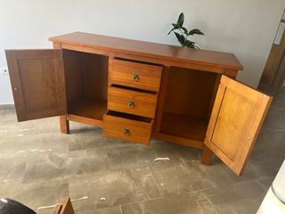 Aparador de madera con cajones