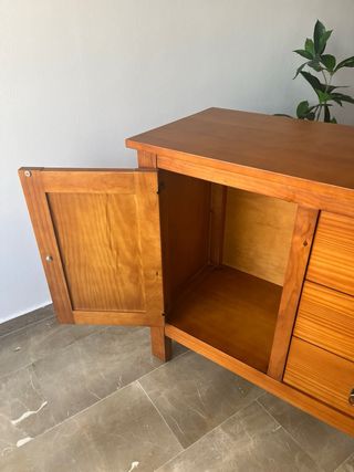 Aparador de madera con cajones