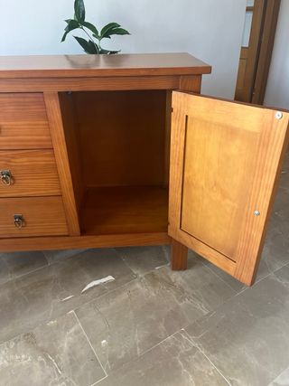 Aparador de madera con cajones