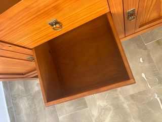 Aparador de madera con cajones