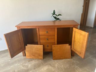 Aparador de madera con cajones