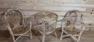 Conjunto mesa y 2 sillas de ratán