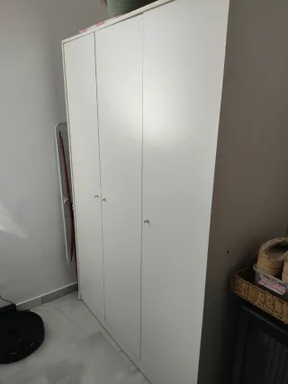 Armario blanco de madera